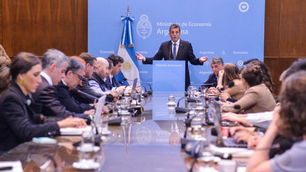 Massa prevé un superavit fiscal de 1% para 2024 y un mecanismo de premio para bonos de deuda