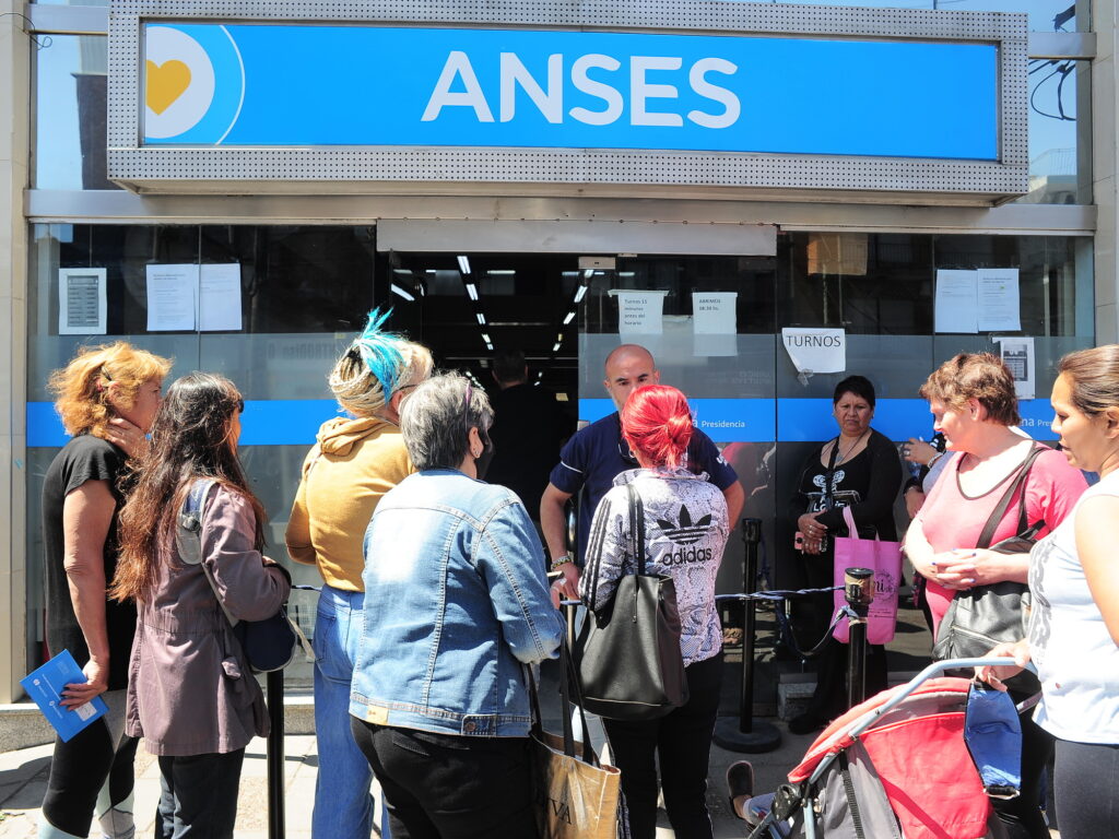 MILEI VA POR LOS JUBILADOS: QUIERE BAJAR LA LEY DE MOVILIDAD Y REALIZAR LOS AUMENTOS POR DECRETO