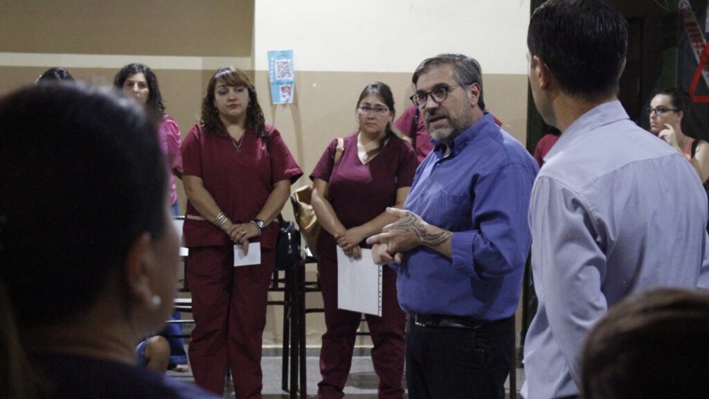 EL IES SALVADOR CALAFAT ENTREGÓ 100 MOCHILAS CON MATERIALES PARA ALUMNOS DE ENFERMERIA