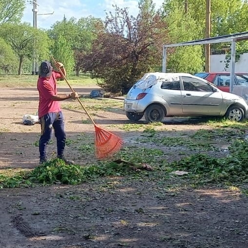 EQUIPOS MUNICIPALES AVANZAN EN LA LIMPIEZA Y ASISTENCIA A LOS VECINOS TRAS LA TORMENTA