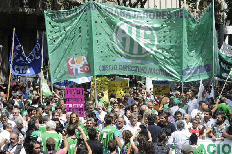TRABAJADORES DESPEDIDOS DE LA ADMINISTRACIÓN PÚBLICA REALIZARON UNA PROTESTA