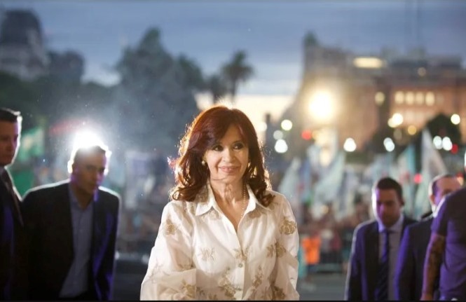LAS 33 REVÉS DE CRISTINA AL SHOWMAN – ECONOMISTA DE LA ROSADA