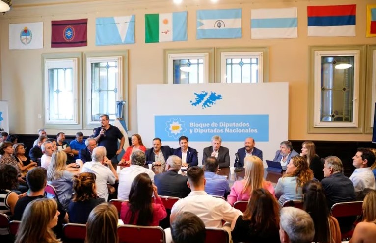 EL BLOQUE MÁS DURO DE GOBERNADORES PERONISTAS RECHAZA EL PACTO DE MAYO DE MILEI