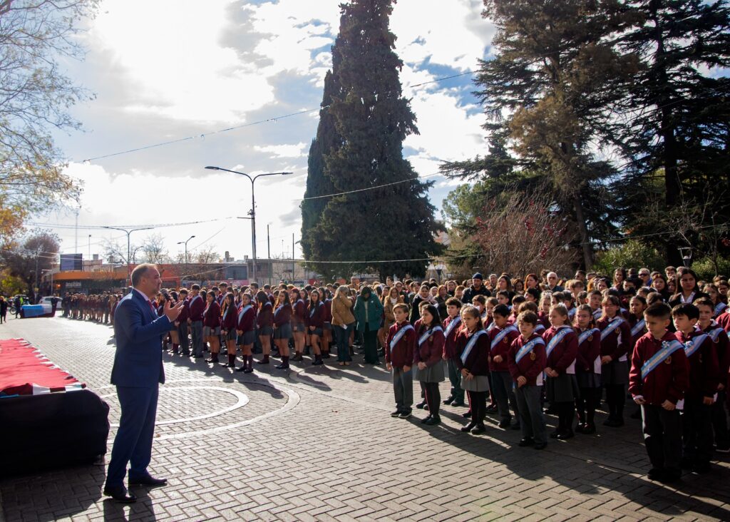 Estudiantes maipucinos juraron lealtad a la Bandera Nacional