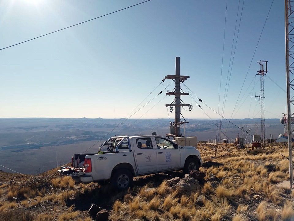 SE RECUPERARON Y PUSIERON EN FUNCIONAMIENTO ANTENAS Y REPETIDORAS UBICADAS EN LO ALTO DEL CERRO DIAMANTE