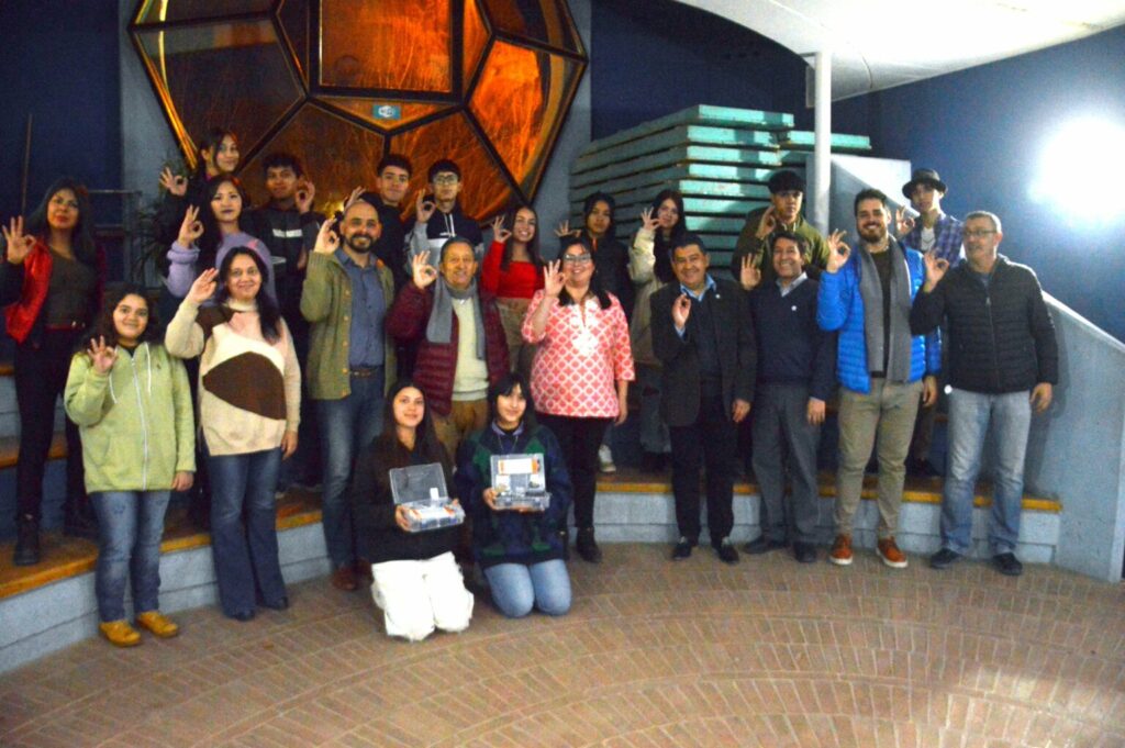 ESTUDIANTES DE PROGRAMACIÓN RECIBIERON KITS DE ROBÓTICA