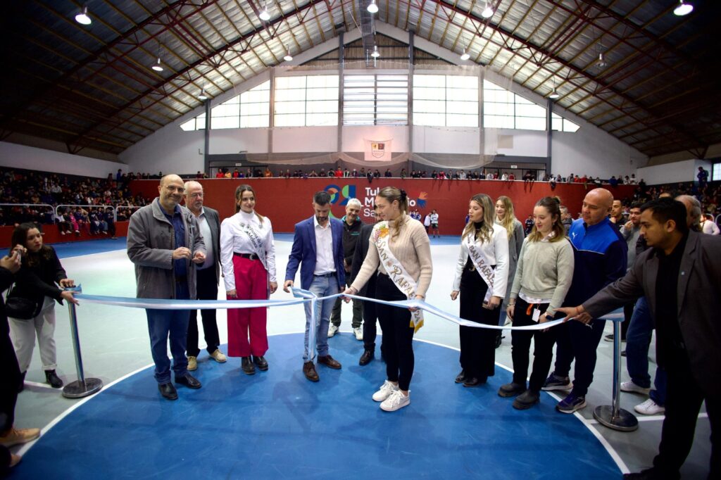 CON UN PARTIDO DE FUTSAL SE INAUGURÓ EL NUEVO PISO DEL POLI 2