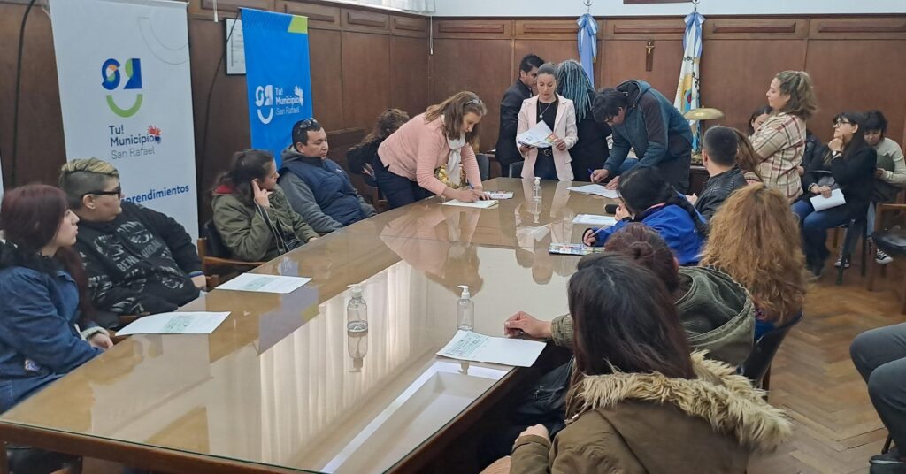 EL MUNICIPIO ENTREGÓ APORTES ECONÓMICOS A MICROEMPRENDEDORES