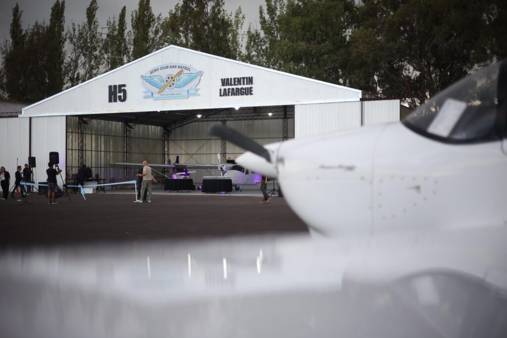 N MEDIO DEL COMBATE CONTRA EL GRANIZO, FÉLIX Y EL AEROCLUB INAUGURARON NUEVO HANGAR Y PISTA DE MANIOBRAS