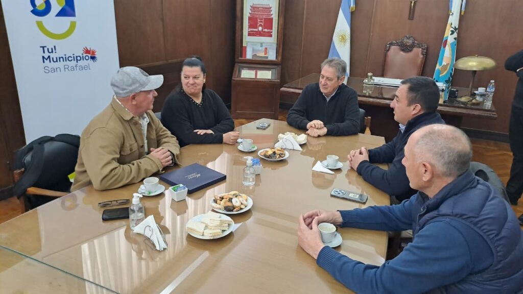 FÉLIX RECIBIÓ A JÓVENES DEPORTISTAS Y FUE RECONOCIDO POR LA ASOCIACIÓN SANRAFAELINA DE HOCKEY