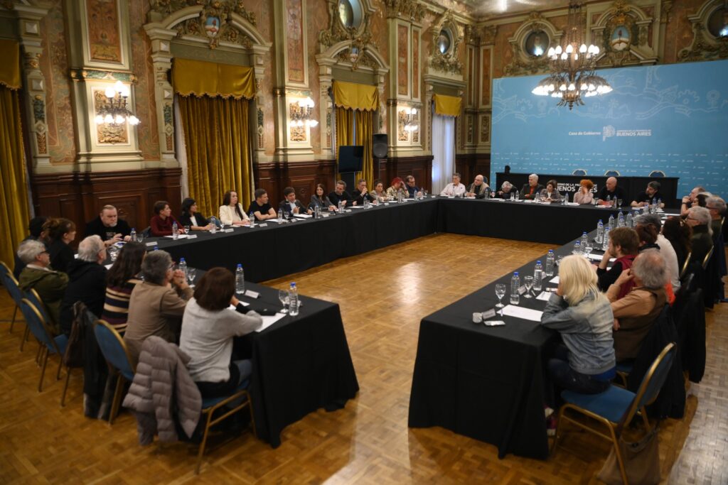 KICILLOF SE REUNE CON REFERENTES DE LA CULTURA Y CUESTIONÓ EL RUMBO DEL GOBIERNO NACIONAL