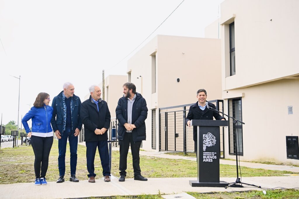Kicillof entregó viviendas a familias de Villa Elvira