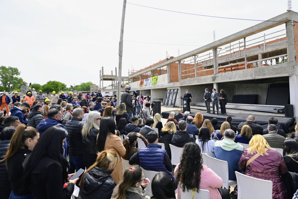 Kicillof recorrió los avances de las obras del nuevo Polo Educativo en La Carolina
