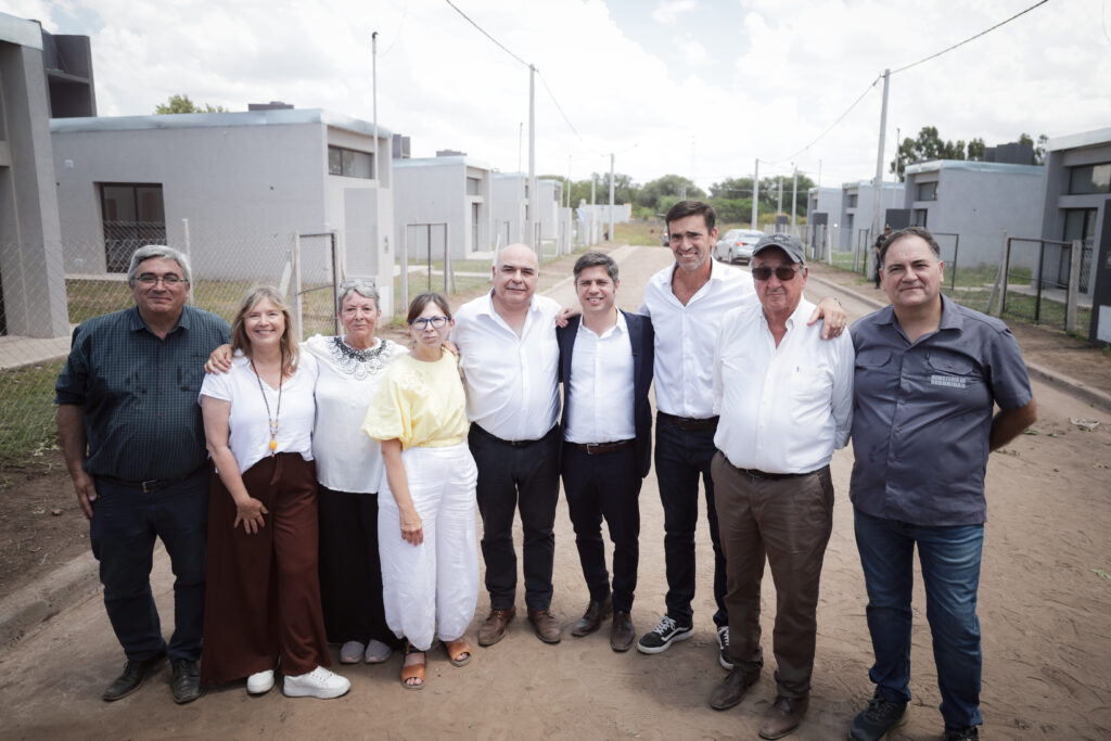 Kicillof entregó viviendas a familias de Tandil y Ayacucho