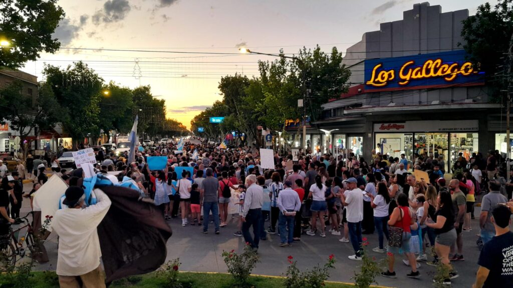 Cuando el pueblo marcha y el poder calla