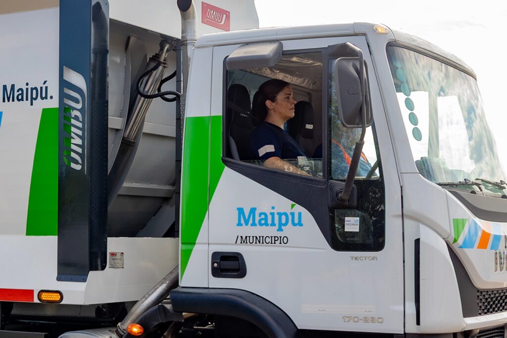 Mujeres al mando: Maipú abre camino con sus primeras choferes profesionales