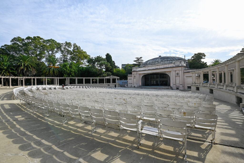 Kicillof encabezó el inicio de las obras de restauración integral del Teatro del Lago