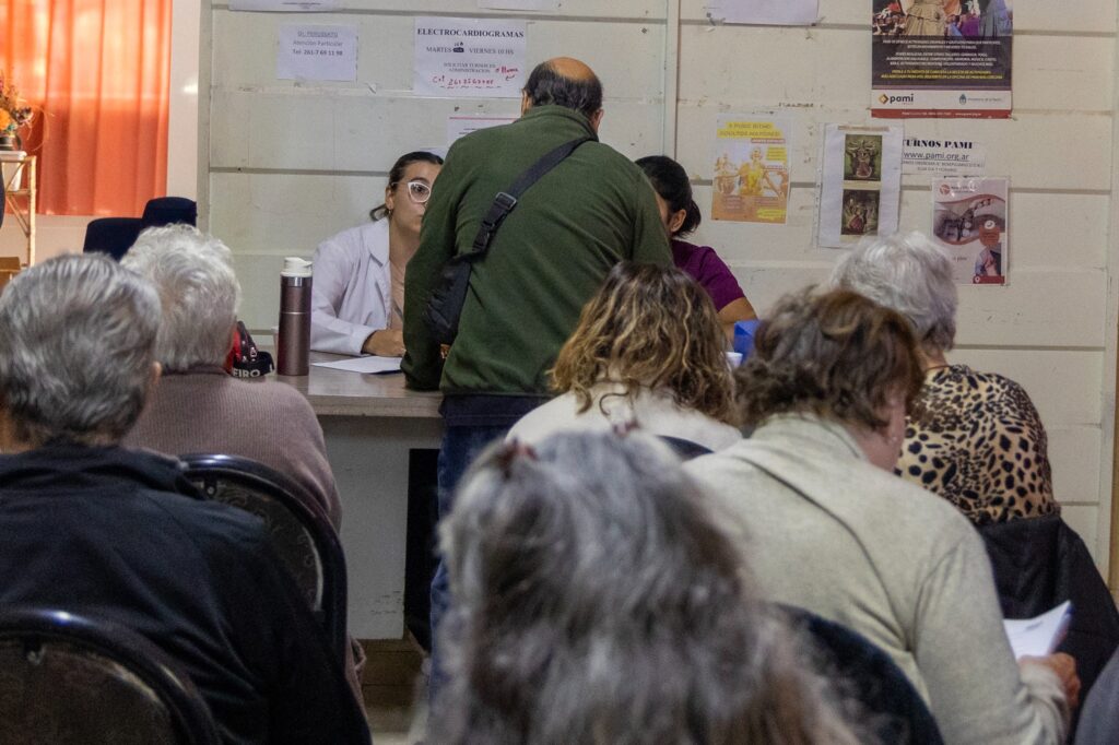 Soledad en silencio: Maipú pone el foco en el aislamiento de sus adultos mayores