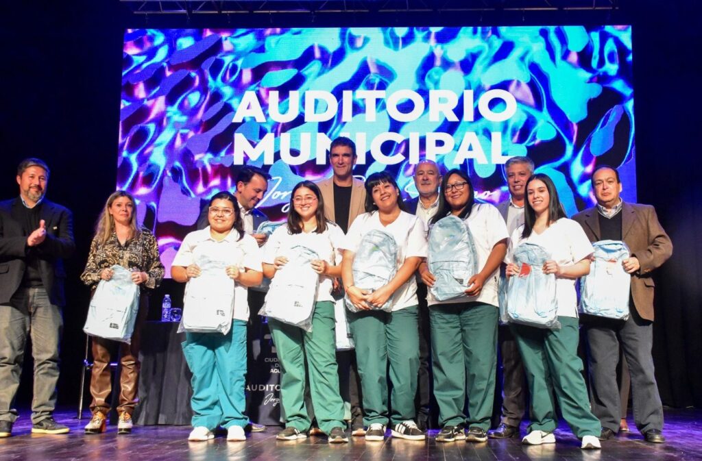 Entregaron mochilas técnicas a estudiantes de enfermería en Tunuyán