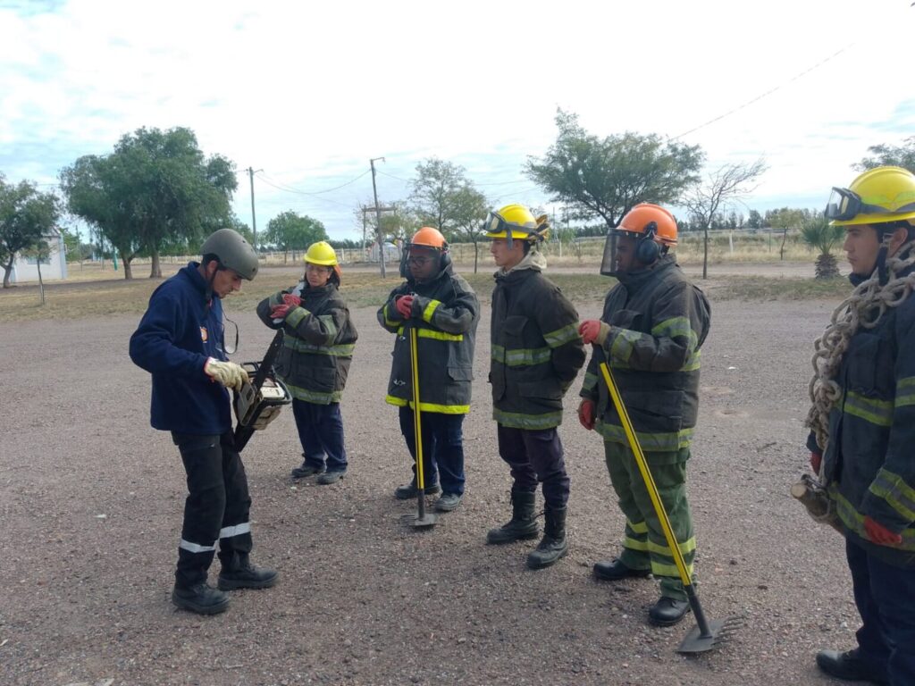 Defensa Civil de Santa Rosa, capacitó a bomberos en manejo forestal y seguridad operativa
