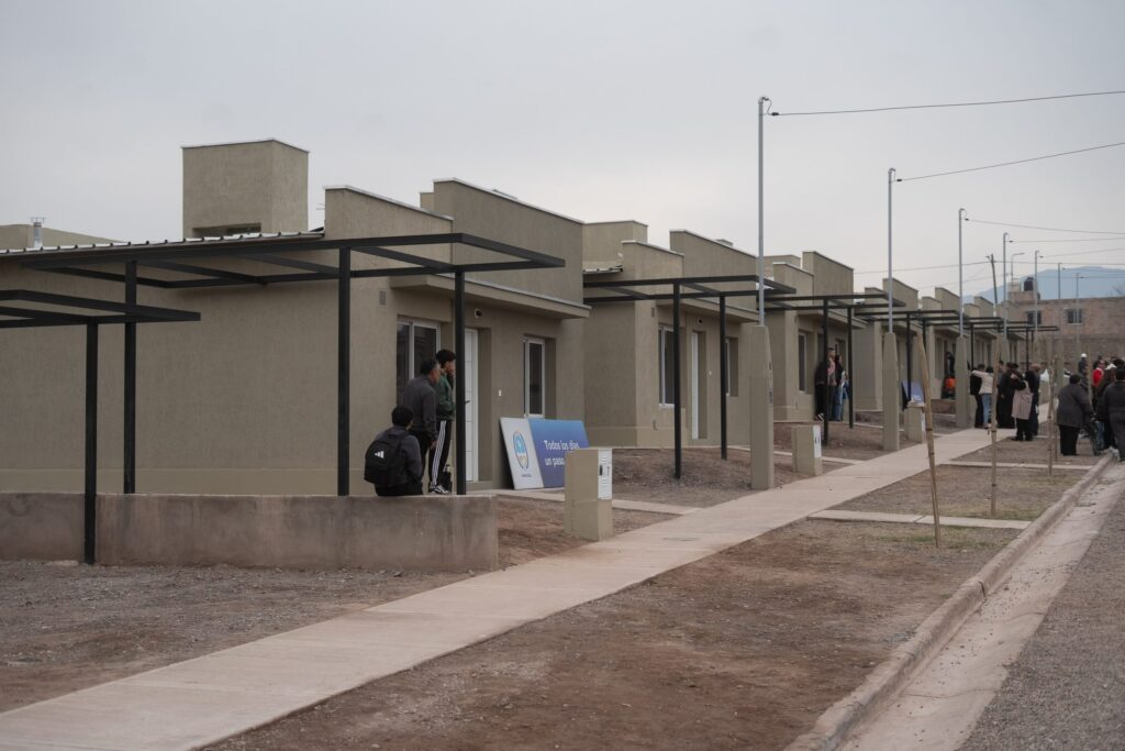 Mendoza endurece los controles y acelera desalojos en viviendas del IPV