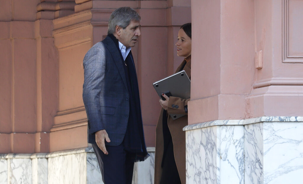 La recaudación se desplomó otro 7,4% y Caputo planea nuevos ajustes