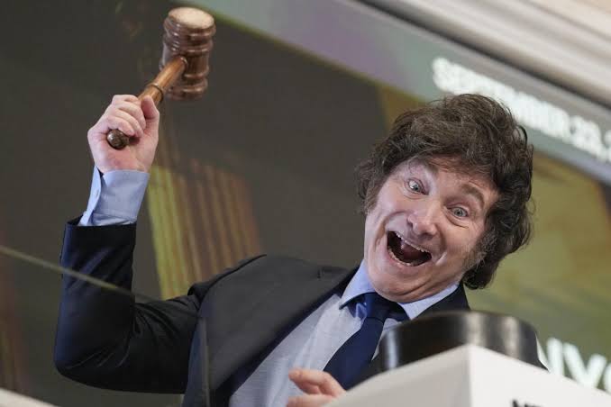 Encuesta: cae la imágen de Milei pero le alcanza para el balotaje, y más del 50% cree que Argentina está en una crisis profunda