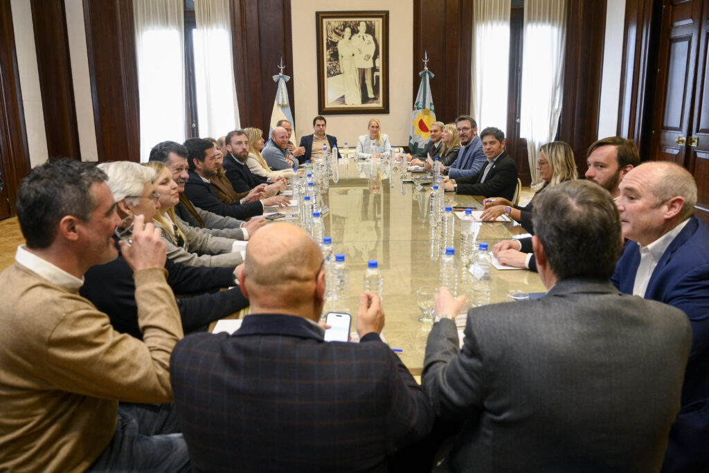 Kicillof y el presidente del Banco Provincia, Juan Cuattromo firmaron convenios con municipios para la compra de bienes de capital