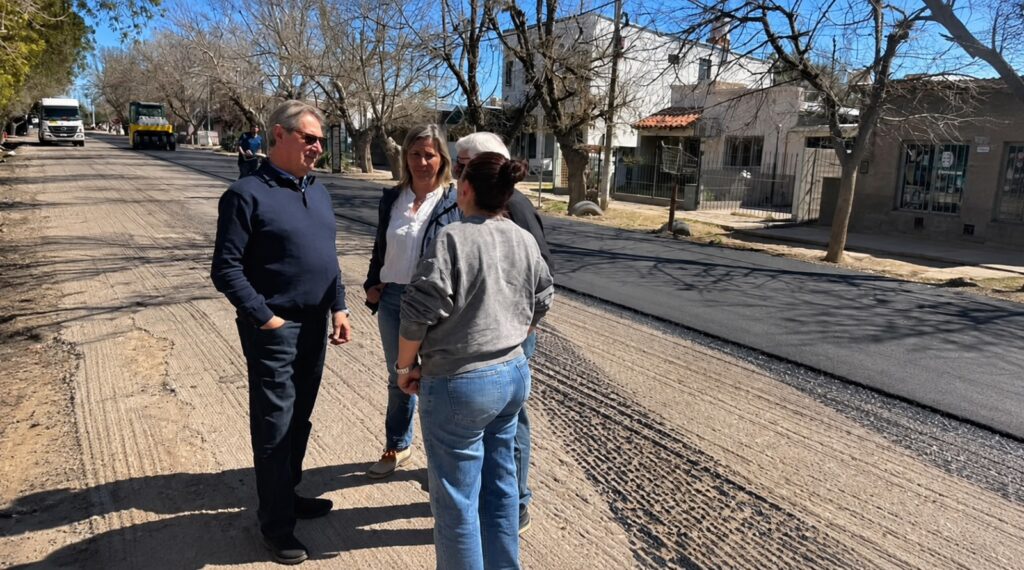 Félix supervisó el plan de asfalto que se realiza en el distrito de Salto de las Rosas