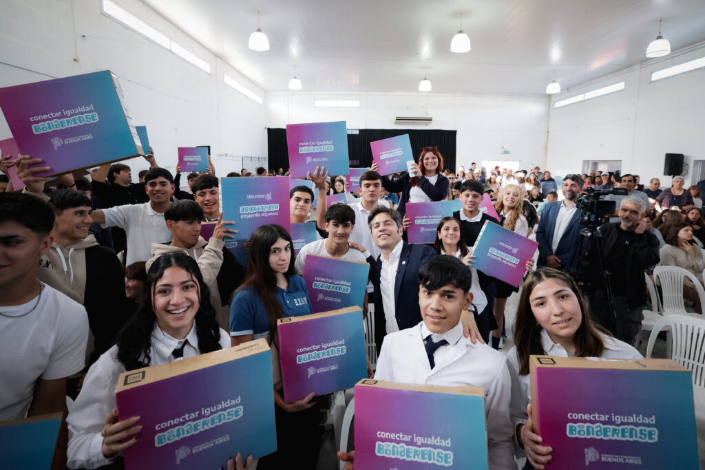Kicillof continúa con la entrega de netbooks del programa “Conectar Igualdad Bonaerense”