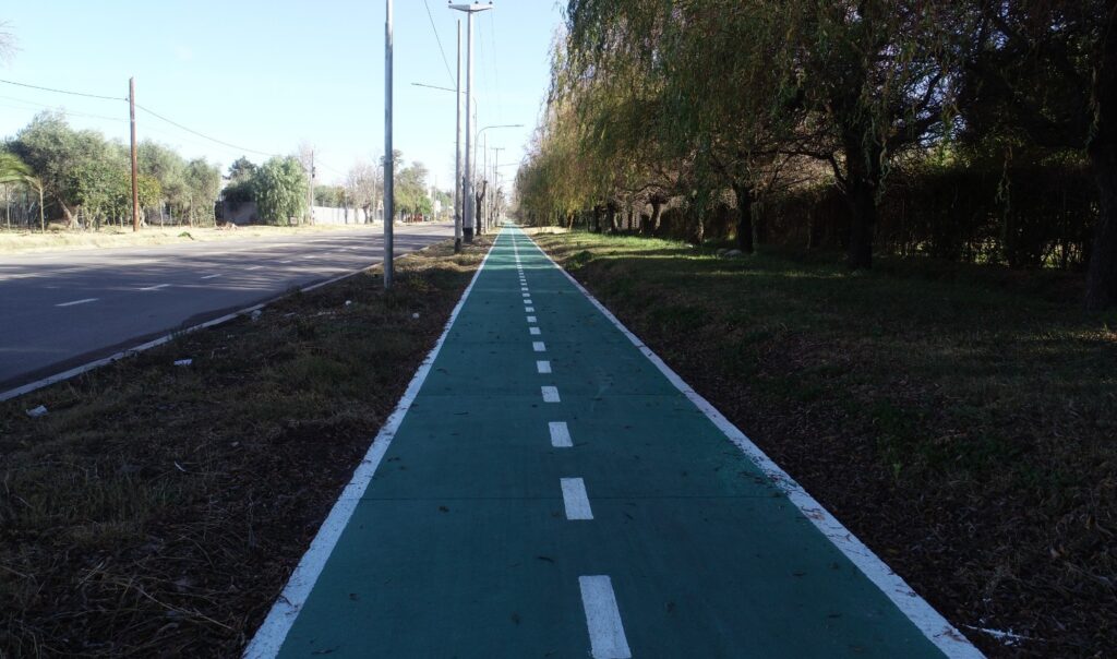 Piden mejoras en las calles de Los Claveles y analizar la construcción de una bicisenda