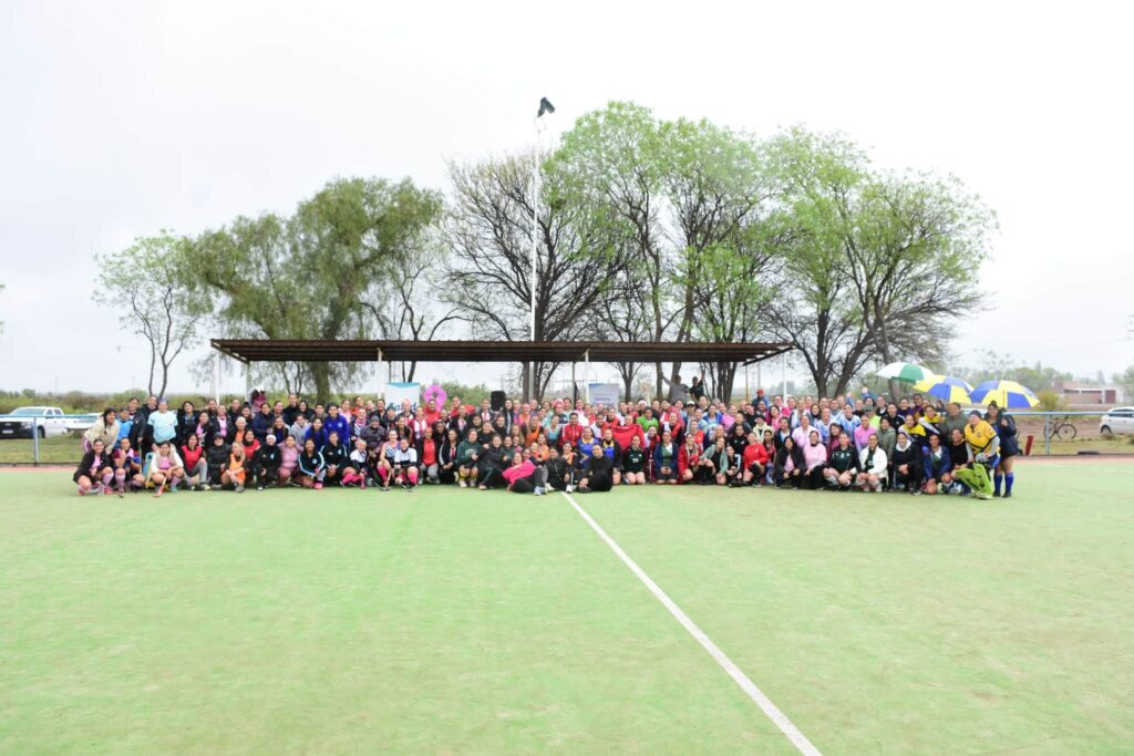 Santa Rosa: hockey y concientización en el marco de octubre rosa