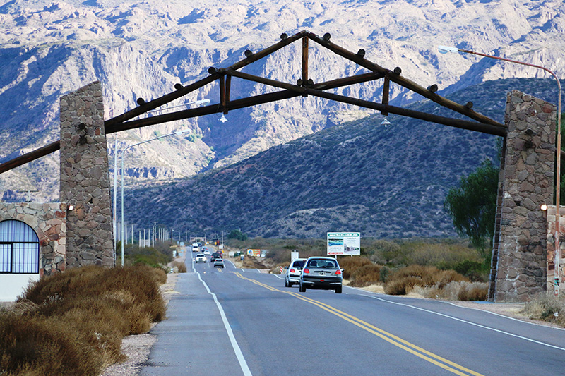 Buscan regular la cartelería comercial en Valle Grande para evitar confusiones con las alertas de emergencia