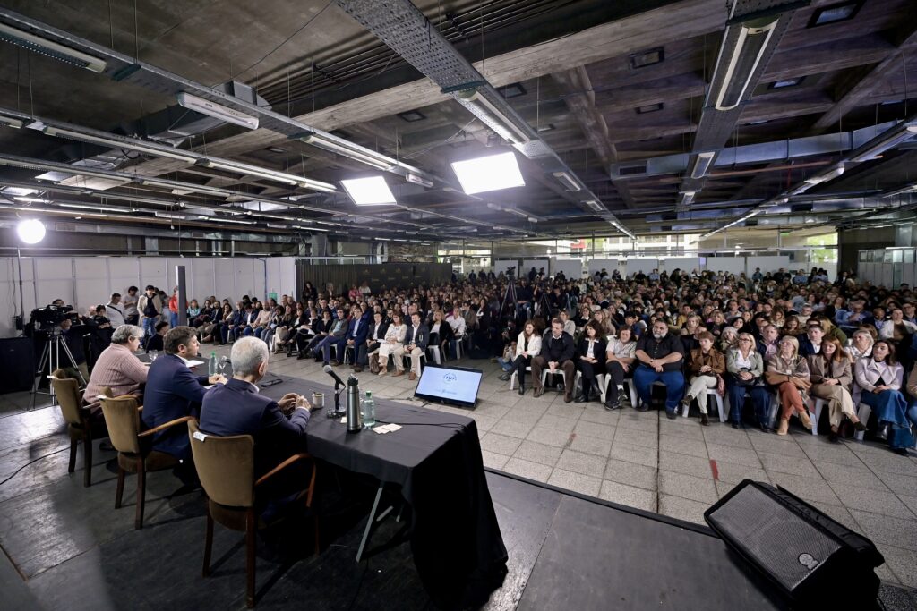Kicillof: “La mejor manera de cuidar la escuela pública es junto a toda la comunidad educativa”