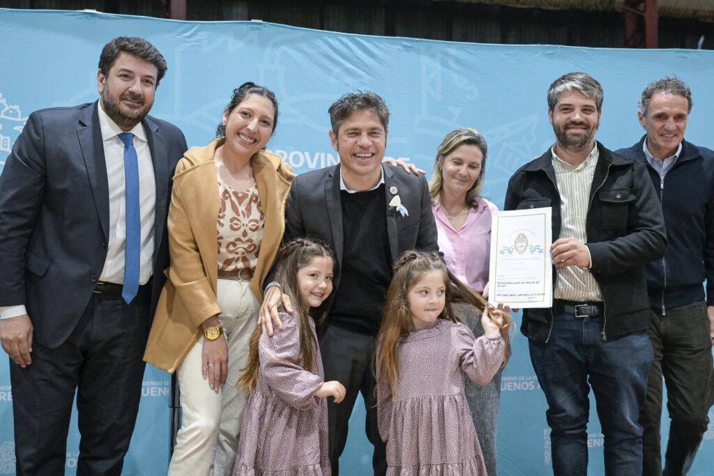 Kicillof entregó escrituras gratuitas a familias de Nueve de Julio